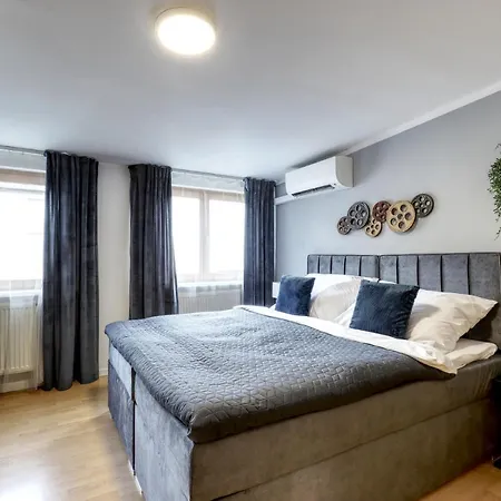 Apartment Spacious Old Town Loft For 6 *