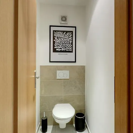 Spacious Old Town Loft For 6 شقة *